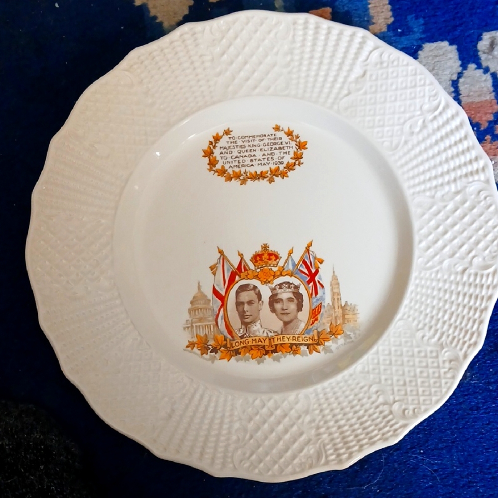 Commemorative 1939 Royal Visit Beige and Gold Plate